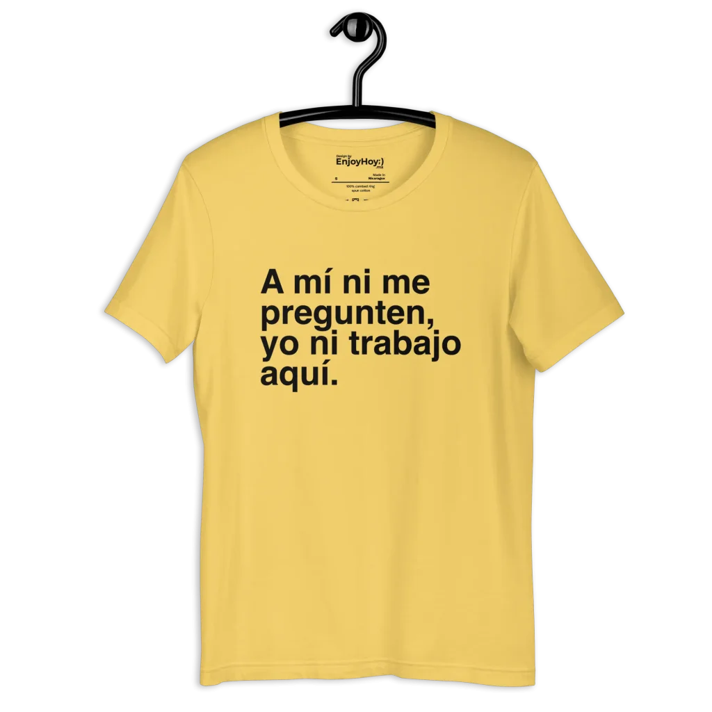 Camiseta A mí ni me pregunten amarilla en gancho con la frase yo ni trabajo aquí en letras negras – EnjoyHoy;)