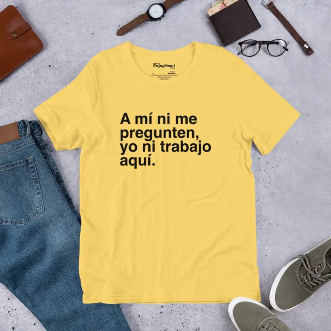 camiseta amarilla sobre escenario plano con jeans y tenis - EnjoyHoy;)