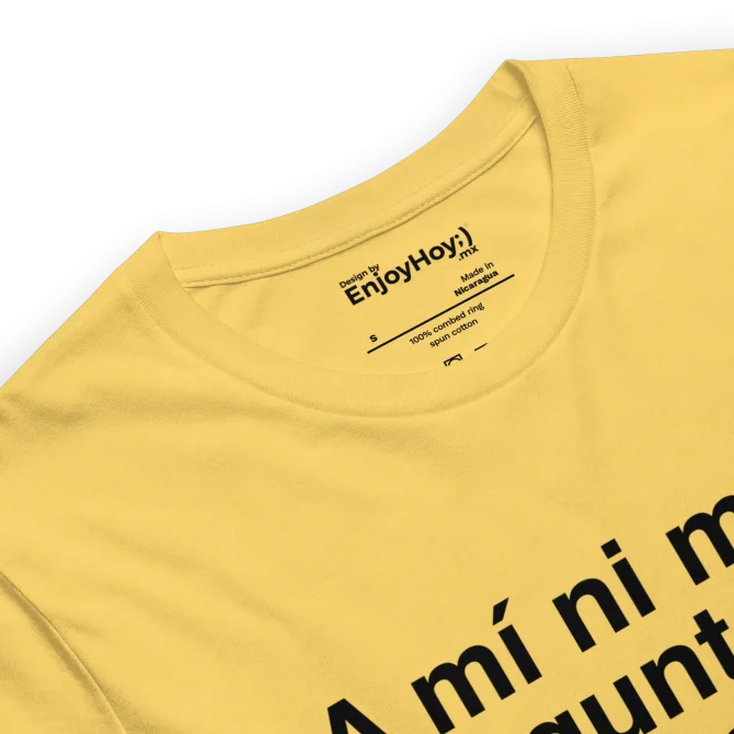 detalle cuello camiseta “A mí ni me pregunten” mostrando etiqueta EnjoyHoy;)