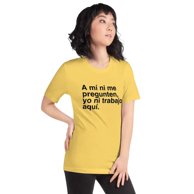 chica usando camiseta “A mí ni me pregunten” con actitud desafiante - EnjoyHoy;)