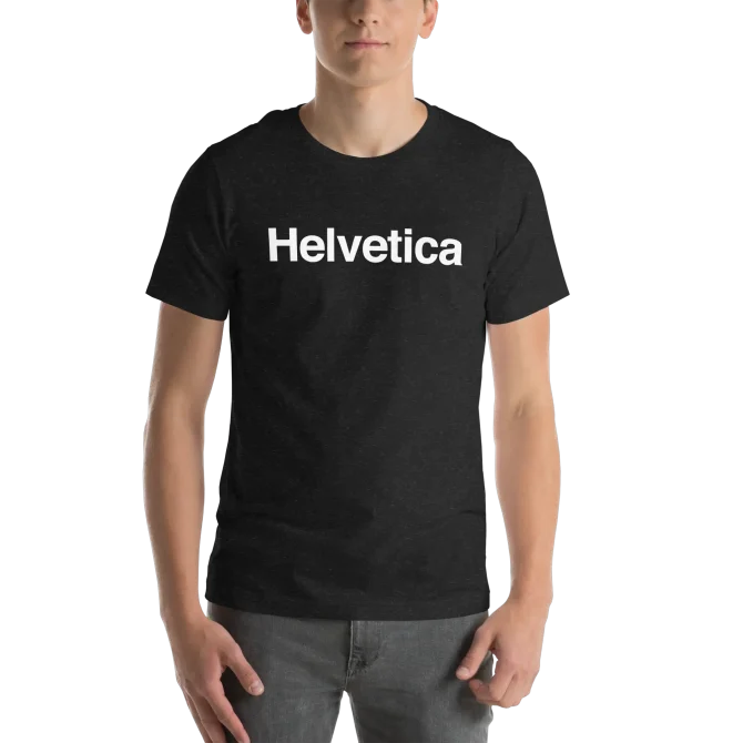 Chico usando la Camiseta Helvetica