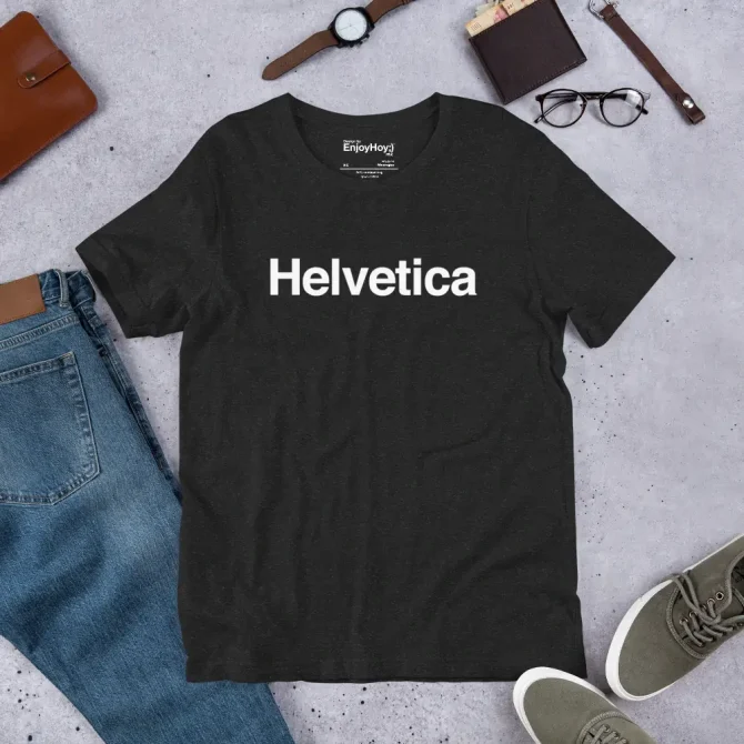 Camiseta Helvetica en escenario creativo