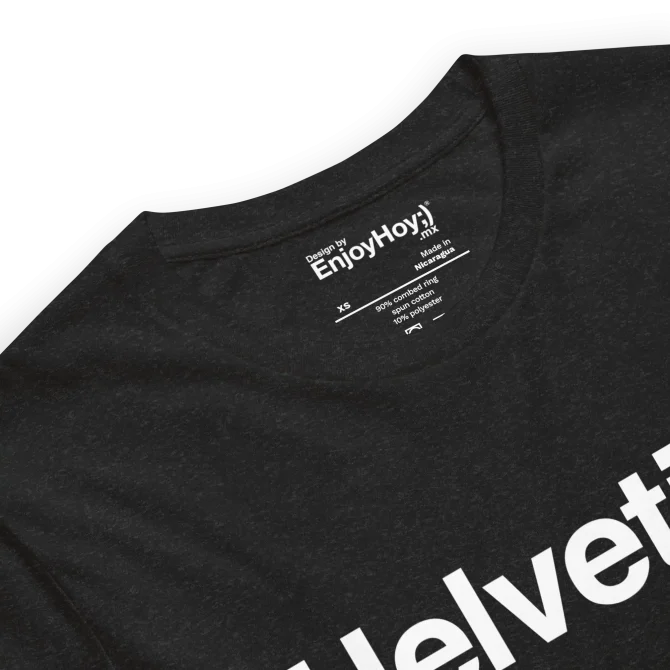 Detalle cuello y etiqueta interior Camiseta Helvetica