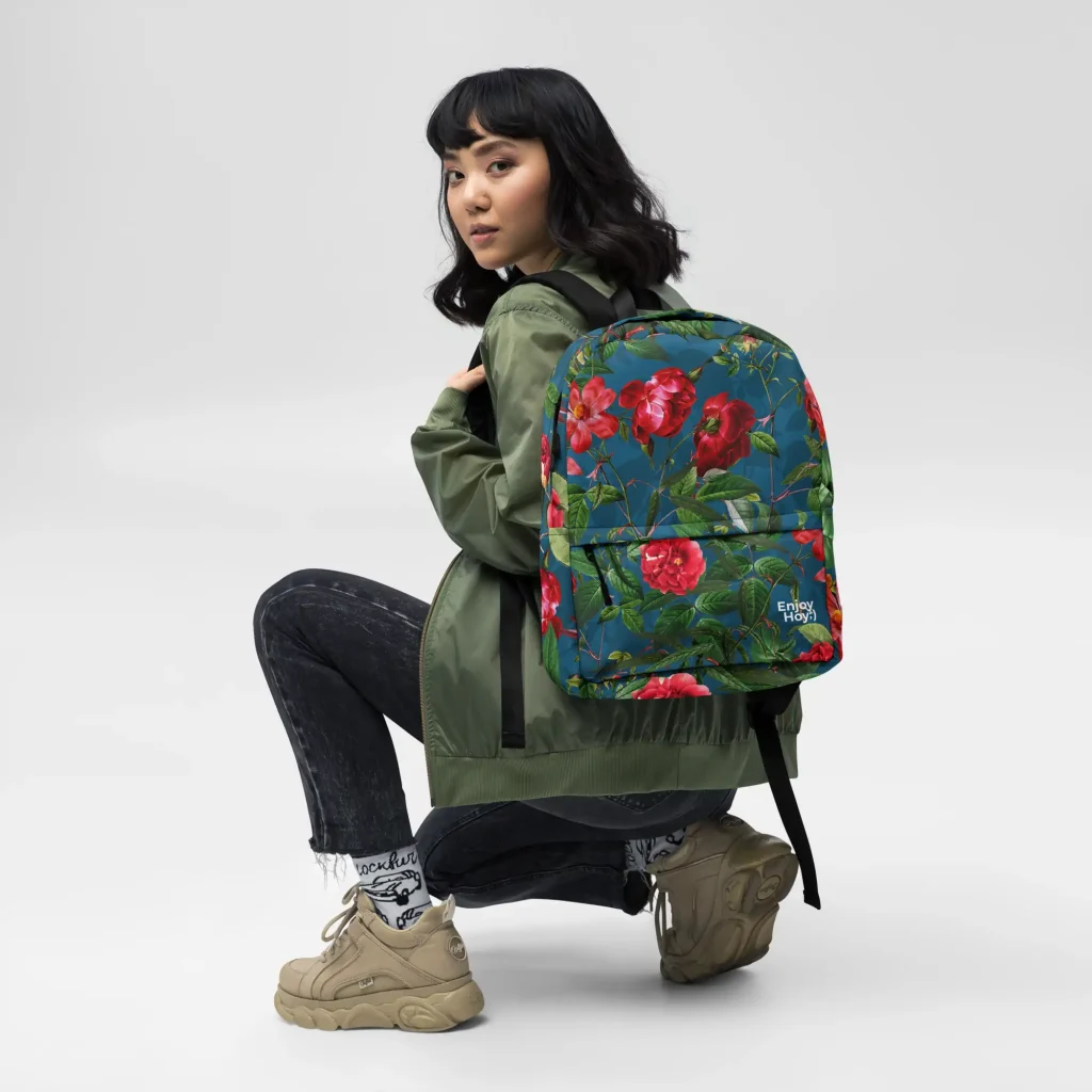 Chica de espaldas en cuclillas usando la mochila de rosas con diseño floral – EnjoyHoy;)