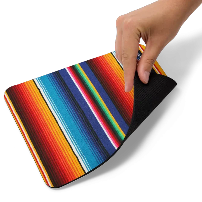 manos levantando mouse pad sarape mostrando base de goma - EnjoyHoy;)
