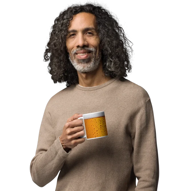 Hombre sosteniendo taza chelera divertida de cerámica - EnjoyHoy;)