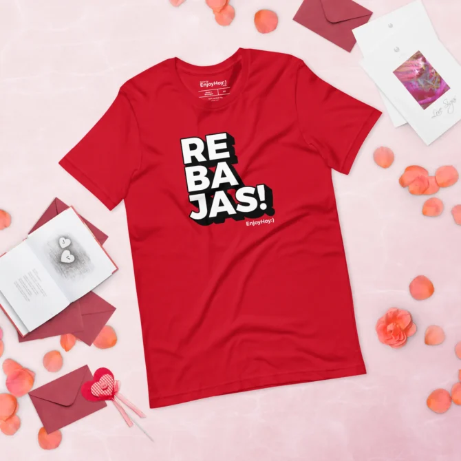 camiseta roja de rebajas extendida sobre superficie