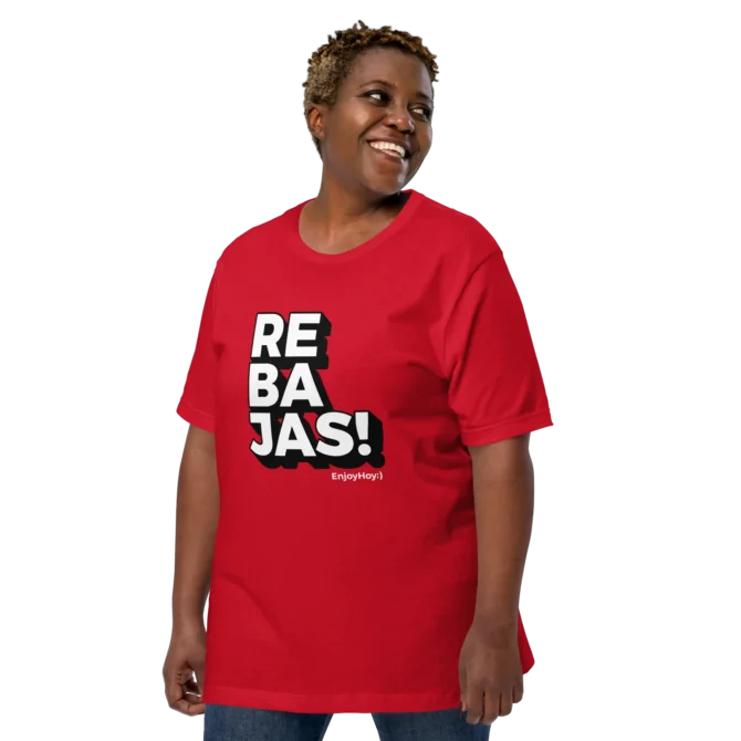mujer usando camiseta roja de rebajas