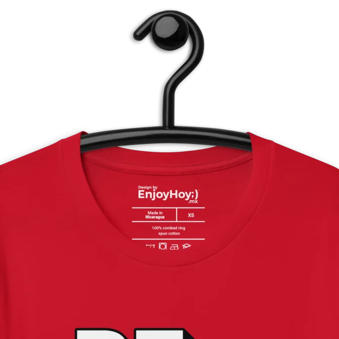 detalle cuello interior camiseta roja de rebajas
