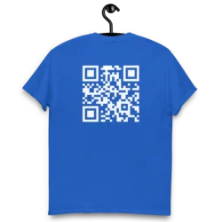 Camiseta QR misteriosa azul con código QR en la parte trasera colgada en gancho.