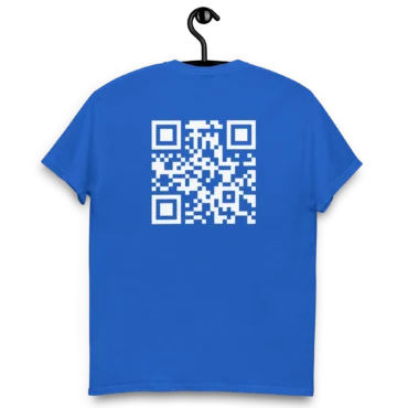 Camiseta QR misteriosa azul con código QR en la parte trasera colgada en gancho.