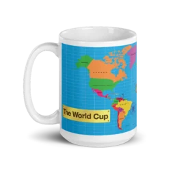 Taza The World Cup de cerámica con mapamundi y placa dorada vista frontal.