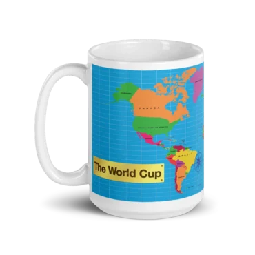 Taza The World Cup de cerámica con mapamundi y placa dorada vista frontal.