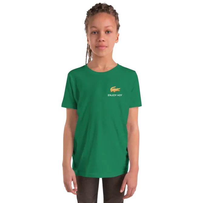 Niña usando la Camiseta Galleta de Cocodrilo verde.
