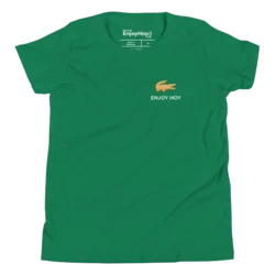 Camiseta Galleta de Cocodrilo verde extendida vista de frente.