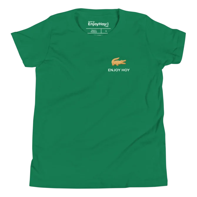 Camiseta Galleta de Cocodrilo verde extendida vista de frente.