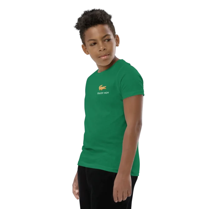 Niño usando la Camiseta Galleta de Cocodrilo verde.