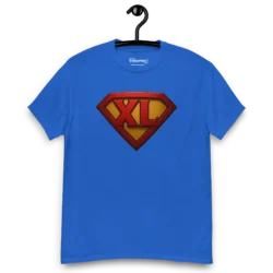 Camiseta XL azul rey colgada en gancho con escudo de superhéroe.