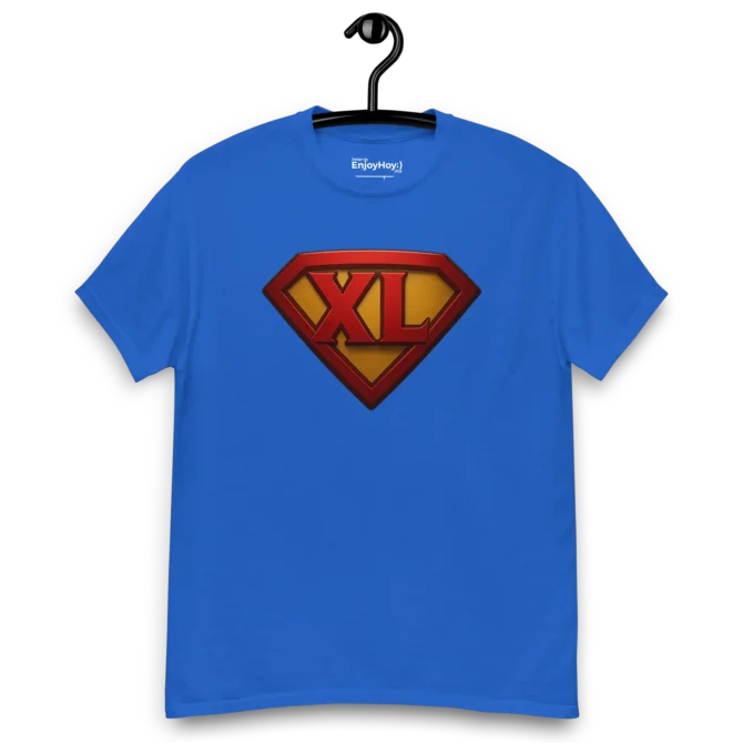 Camiseta XL azul rey colgada en gancho con escudo de superhéroe.