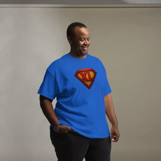 Persona de talla grande usando Camiseta XL con orgullo.