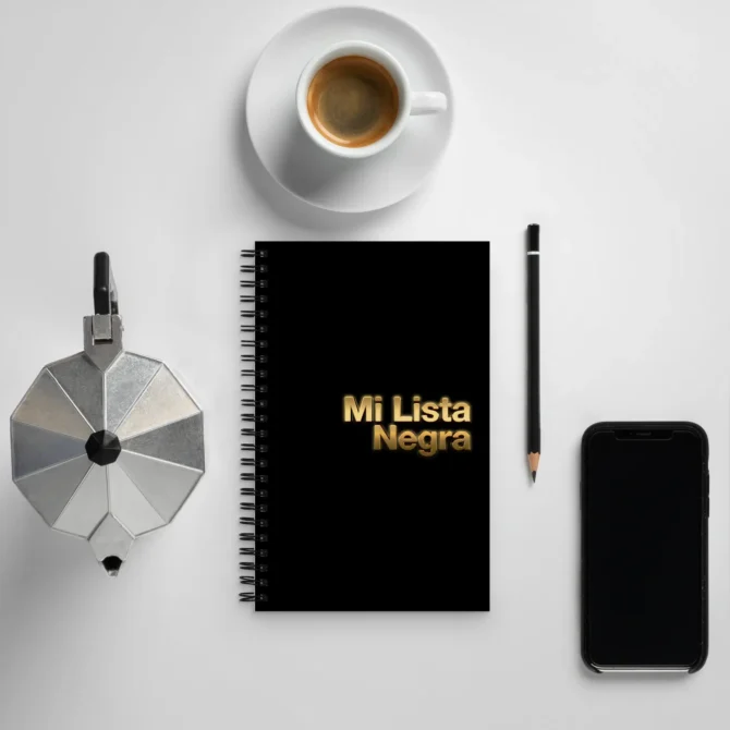 Libreta Mi Lista Negra sobre escritorio junto a taza de café, pluma y celular.