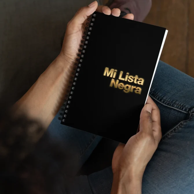 Mano sosteniendo la Libreta Mi Lista Negra mostrando la portada elegante.