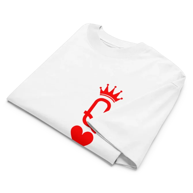 Camiseta Reina de Corazones oversize doblada en ángulo 3/4