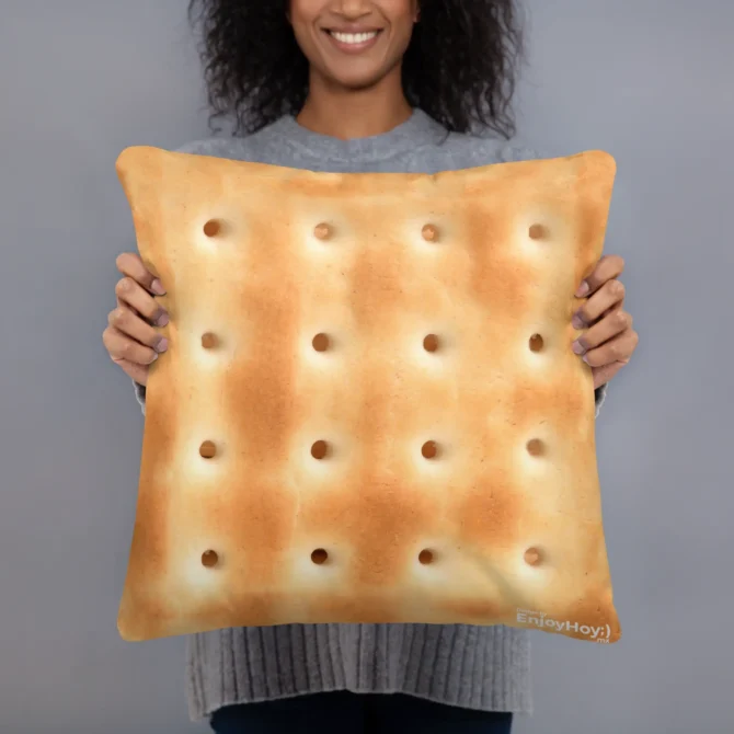 Mujer sosteniendo cojín galleta salada para mostrar dimensiones.