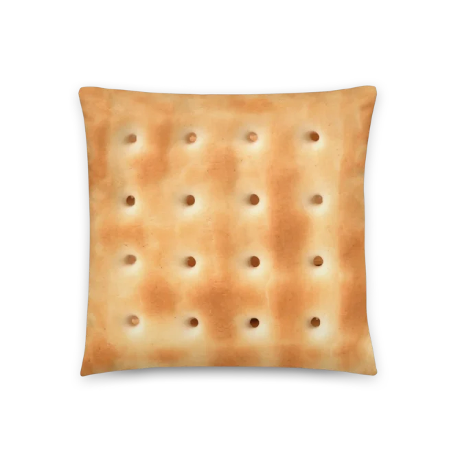 Cojín galleta salada cuadrado sobre fondo blanco.
