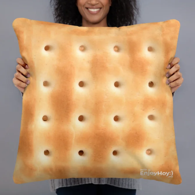 Mujer mostrando cojín galleta salada 22x22 pulgadas.