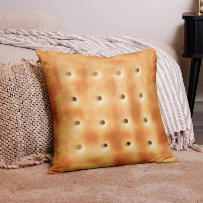 Cojín galleta salada grande decorando una cama.