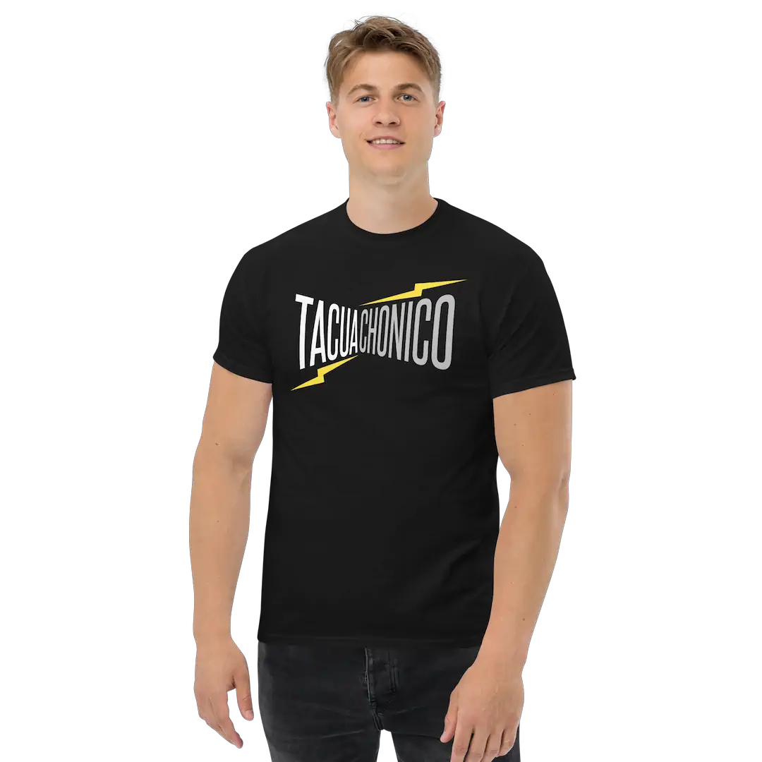 Hombre de frente con camiseta negra de rock TACUACHONICO y jeans oscuros