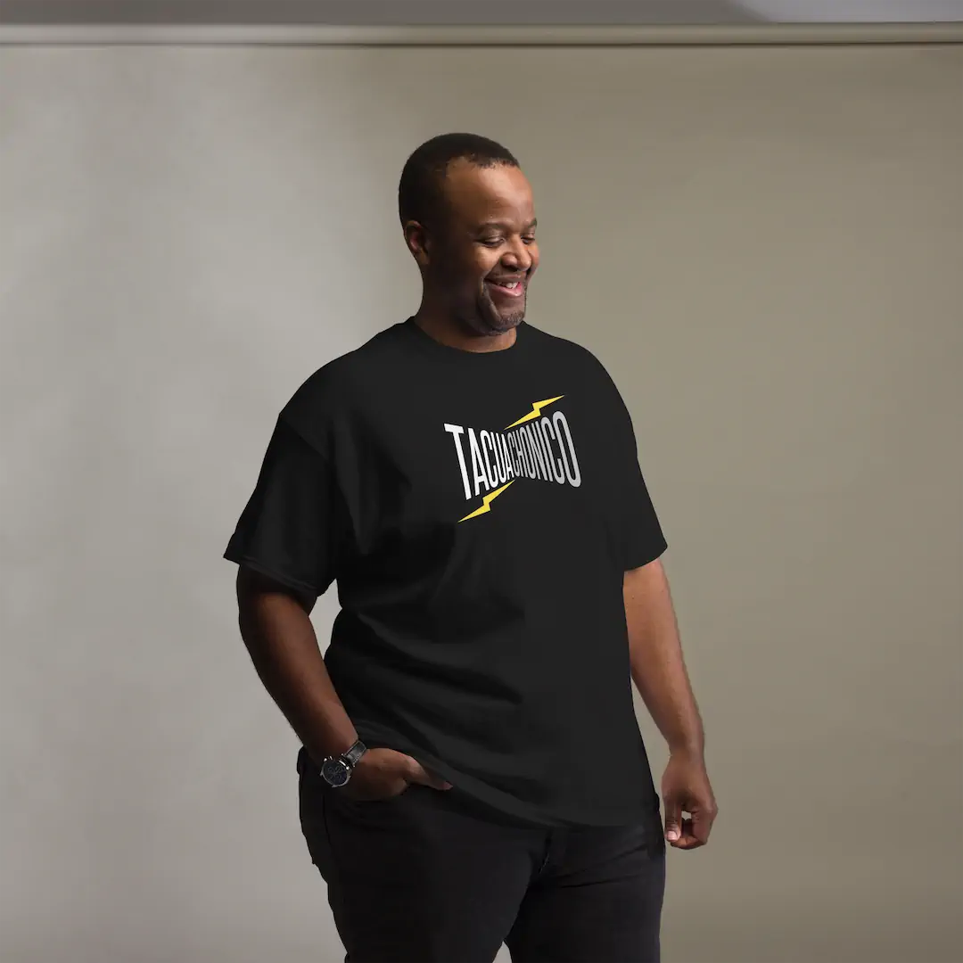 Hombre de talla grande sonriendo con la camiseta oficial de Ultrasónico