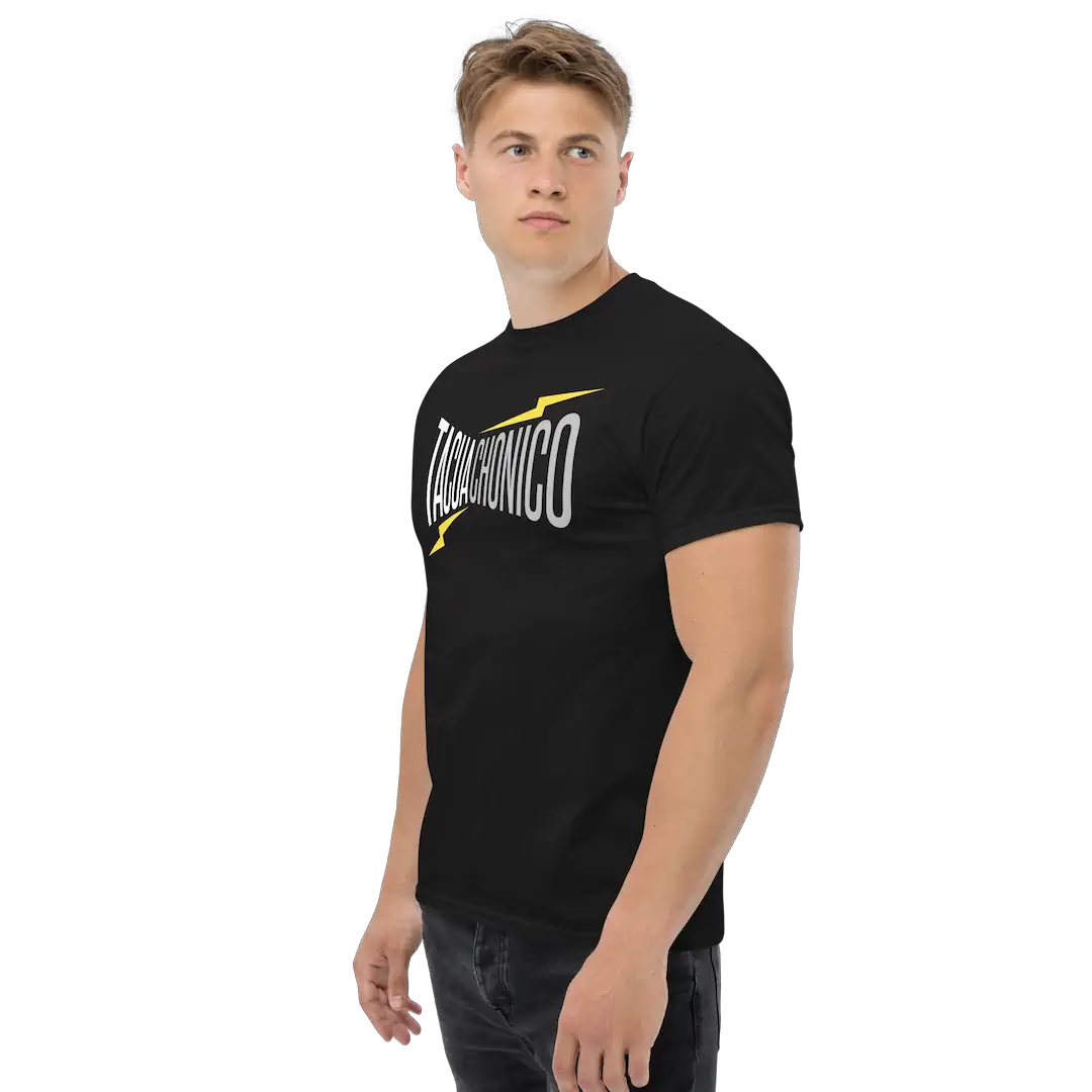 Hombre rubio de perfil usando la playera de banda negra TACUACHONICO