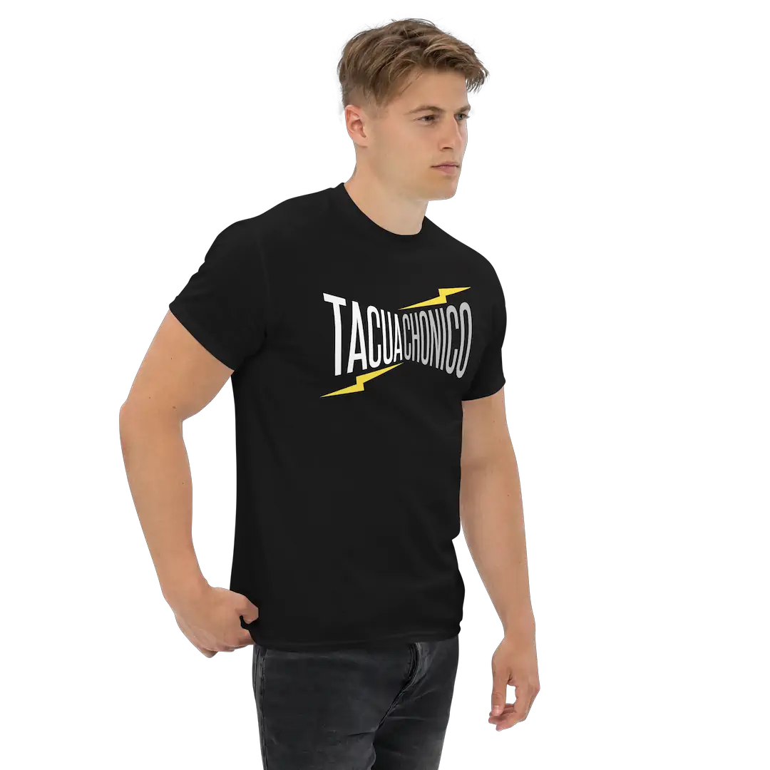 Modelo en ángulo 3/4 mostrando el diseño con rayo amarillo de la camiseta TACUACHONICO
