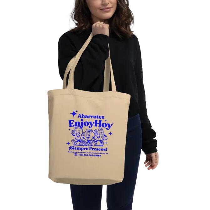 Mujer sosteniendo la Tote Bag Abarrotes EnjoyHoy.