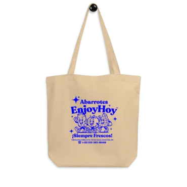 Tote Bag Abarrotes EnjoyHoy colgada de un perchero.