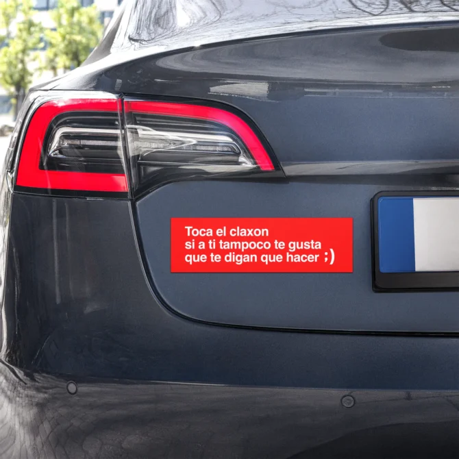 Imán para coche “Toca el claxon” colocado en un auto.