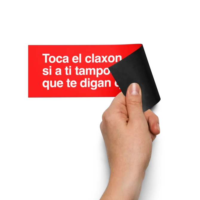 Mano despegando el imán para coche “Toca el claxon”
