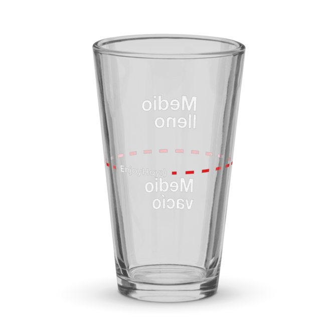 Vaso medio lleno de vidrio visto desde atrás.