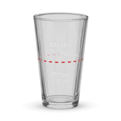 Vaso medio lleno de vidrio visto de frente sobre fondo blanco.