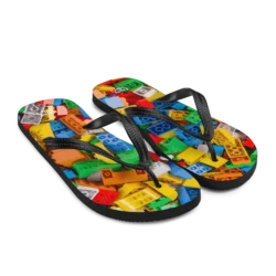 Chanclas de Lego vista en ángulo mostrando el diseño impreso.