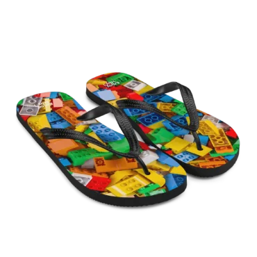 Chanclas de Lego vista en ángulo mostrando el diseño impreso.
