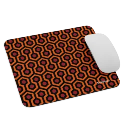 Mouse Pad Resplandor con diseño de la alfombra de El Resplandor y mouse sobre ella.