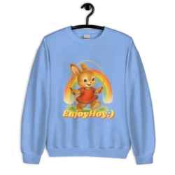 Sudadera azul cielo con diseño de conejito saltando frente a un arcoíris y logo EnjoyHoy.