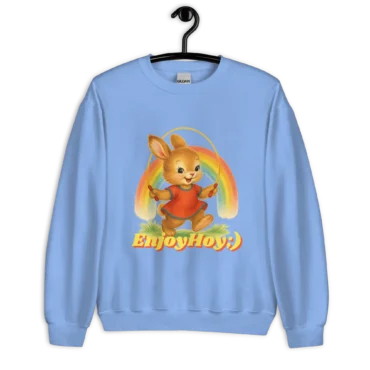 Sudadera azul cielo con diseño de conejito saltando frente a un arcoíris y logo EnjoyHoy.