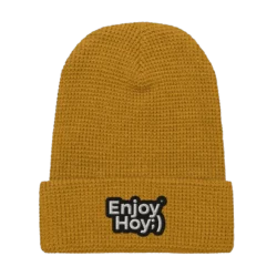 Gorro waffle EnjoyHoy; ) vista frontal con logotipo bordado y tejido tipo waffle