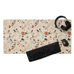 mouse pad gaming terrazzo con teclado mecánico y setup aesthetic