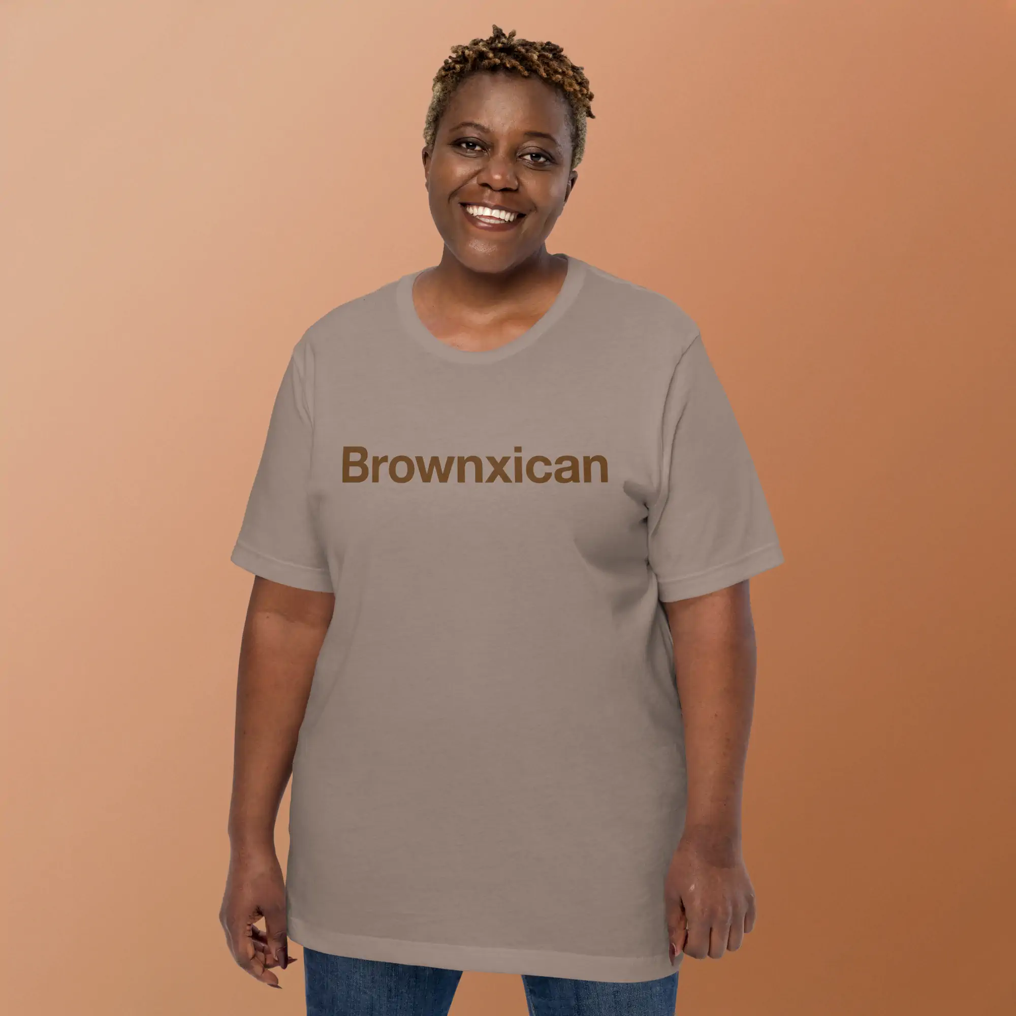 Camiseta de orgullo moreno Brownxican EnjoyHoy, detalle del diseño gráfico en tono café y tipografía