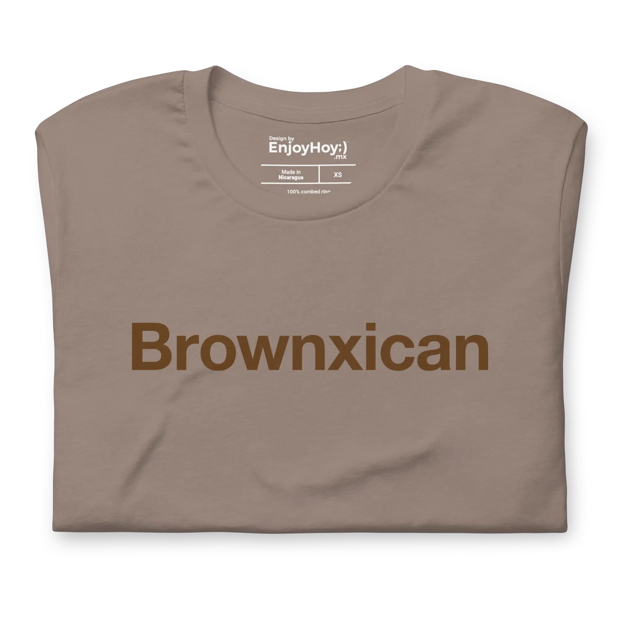 Camiseta Brownxican EnjoyHoy vista de cerca, algodón peinado 142 g/m² con diseño de identidad mexicana